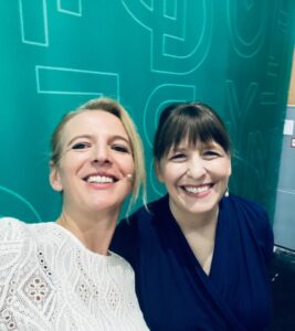 Einige Bilder von mir auf der DER STANDARD Bühne auf der Buch Wien. Außerdem ein Selfie mit Journalistin Julia Zarbach, ich vor einem Bucherregal mit allen gnä' Frau Bänden