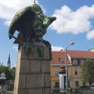 Grimmig dreinblickender großer Bronzeadler auf einer Säule auf der Kennedybrücke